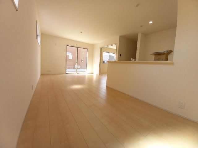 ☆平泉崎第8／1号棟　◇徒歩圏内にスーパー・コンビニ・飲食店など商業施設が充実☆の居間・リビング|◆キッチンの写真です◆　使い勝手の良いシステムキッチン！
家族の笑顔を見ながらするお料理は対面キッチンの特権ですね！
お料理しやすいキッチンです♪