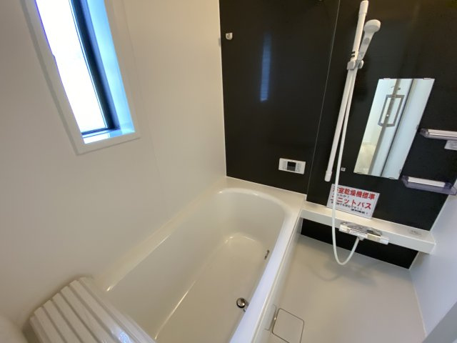 ◆＜期間限定キャンペーン開催♪＞【小名浜住吉　第6】　限定１棟！の浴室|同施工■□■ユニットバスの写真です■□■　高断熱浴槽なので、温めたお湯の熱を逃がしにくくし、しっかり断熱してくれるので、入浴の時間帯がバラバラでも安心ですね♪