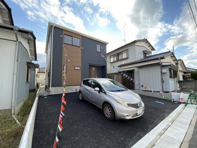 ◆＜期間限定キャンペーン開催♪＞【小名浜住吉　第6】　限定１棟！の前面道路含む現地写真|同施工　外壁仕上げ材は窯業系サイディング。裏面に付着した汚れが、雨水によって流れ落ちやすい「防汚機能付きサイディング」を採用。外壁の美しさが長持ちします♪