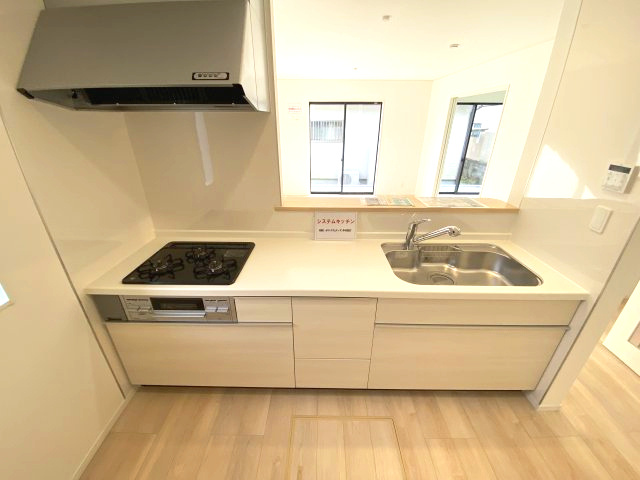 ◆＜期間限定キャンペーン開催♪＞【小名浜住吉　第6】　限定１棟！のキッチン|同施工■□■キッチンの写真です■□■　対面式キッチンは、リビングの様子を見ながらお料理出来るので、小さなお子様がいらっしゃる方は、安心してお料理出来ますね。