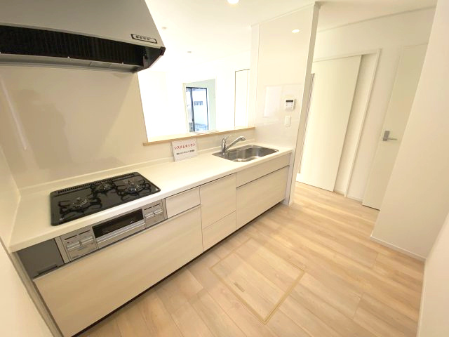 ◆＜期間限定キャンペーン開催♪＞【小名浜住吉　第6】　限定１棟！のキッチン|同施工■□■キッチンの写真です■□■　システムキッチンは見た目スッキリなのに収納力たっぷりです♪さらに床下収納もありますので、物が多くなりがちなキッチンもスッキリとしていられそうです。