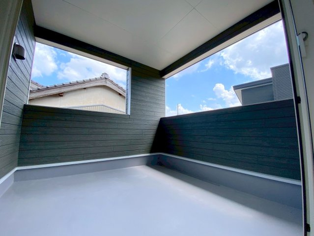 米子市河崎第1新築分譲住宅のその他|≪同仕様写真≫
インナーバルコニーになります。屋根があるバルコニーが特徴の全国展開の建売会社の商品になります。オプションでサッシを設置し、サンルーム仕様にする事が出来ます。