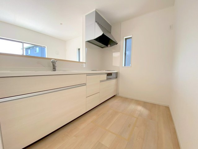 米子市河崎第1新築分譲住宅のキッチン|≪同仕様写真≫ 
大容量収納可能なシステムキッチンになります。背面にがカップボード等も設置できる広さがあります。
