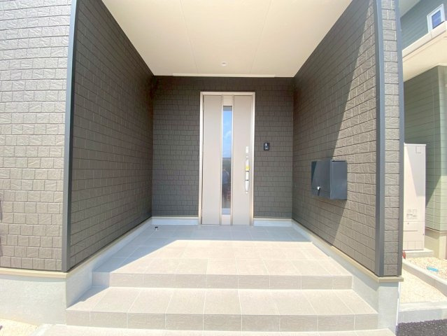 米子市河崎第1新築分譲住宅の玄関|≪同仕様写真≫ 
屋根のある大きな玄関ポーチになります。