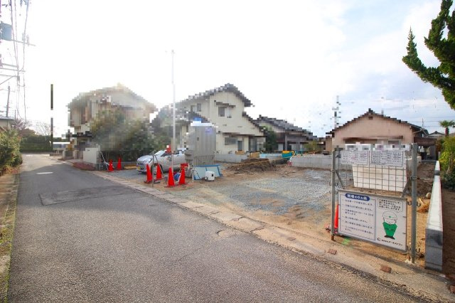 米子市河崎第1新築分譲住宅の前面道路含む現地写真|前面道路幅員約4ｍとなります。閑静な住宅地になり、交通量も少なく生活環境として良好です♪