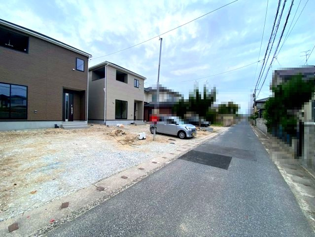 米子市河崎第1新築分譲住宅の前面道路含む現地写真|前面道路幅員約4ｍとなります。閑静な住宅地になり、交通量も少なく生活環境として良好です♪