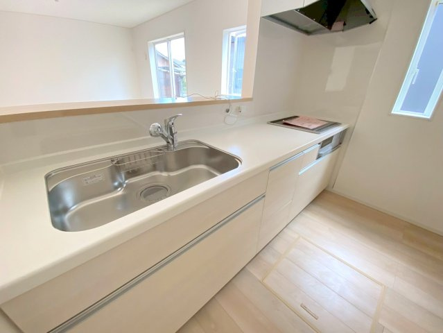 米子市河崎第1新築分譲住宅のキッチン|同仕様写真≫
大容量収納可能なシステムキッチンになります。背面にがカップボード等も設置できる広さがあります。