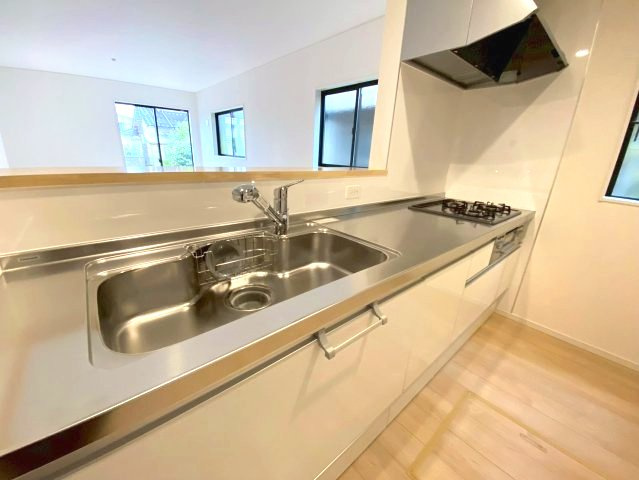 米子市河崎第1新築分譲住宅のキッチン|大容量収納可能なシステムキッチンになります。背面にがカップボード等も設置できる広さがあります。