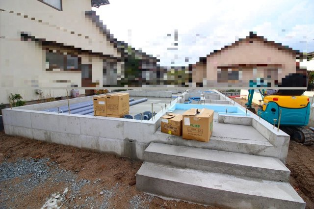 米子市河崎第1新築分譲住宅の構造・工法・仕様|建物の荷重を均一に分散できる「面」で支える構造のため、耐震性や耐久性に優れている特徴があります。