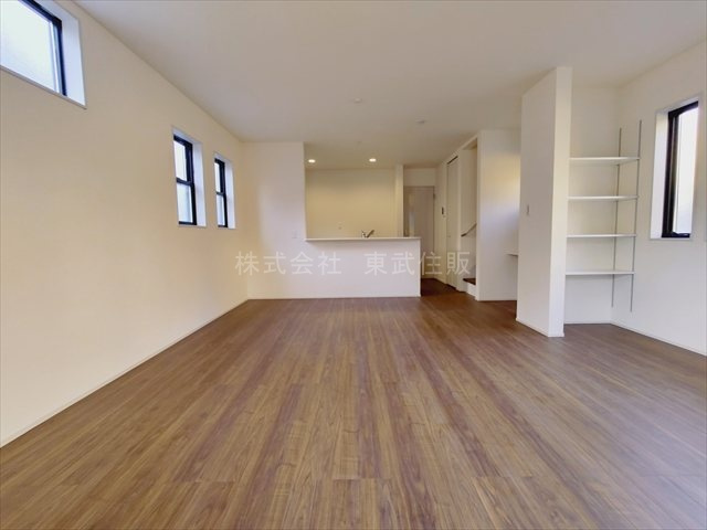 【居間・リビング】 | 富士見市渡戸1丁目　全14棟　10号棟 | ゆったり過ごせる20.5帖のリビングです