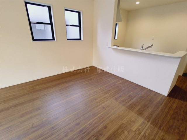 【居間・リビング】 | 富士見市渡戸1丁目　全14棟　10号棟 | 開放感があり日当たり良好です