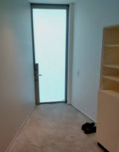 新宿区若松町のアパートの玄関