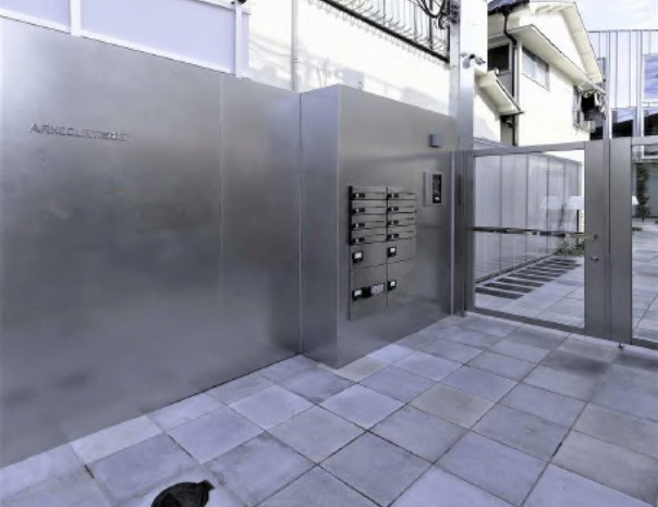 新宿区若松町のアパートのエントランス