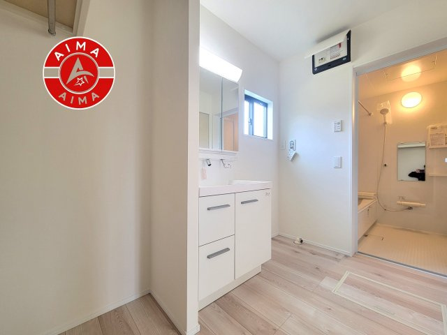 古賀市天神7丁目第5-2棟（1号棟）の脱衣所|ゆとりの洗面スペースで朝の身支度もスムーズに。暮らしを快適に変えるシャワー付洗面台です！