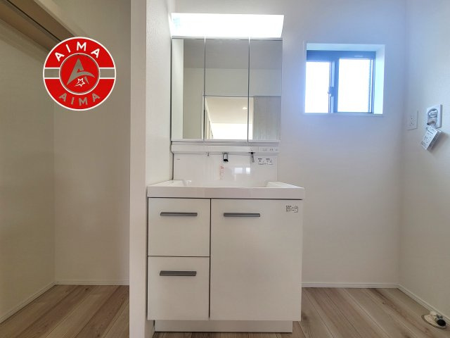 古賀市天神7丁目第5-2棟（1号棟）の独立洗面台|毎日使うものだから清潔な空間を保ちたい水回り。洗面にはそんな願いを解消させてくれる収納アイデアが満載です。三面鏡の裏側にはキャビネットが現れ小物から背の高い物まで収納できます。