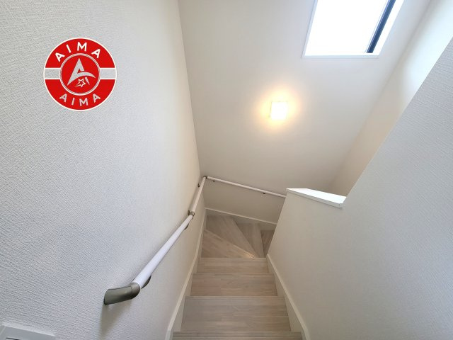 古賀市天神7丁目第5-2棟（1号棟）の内装|階段からも明るい光が入ります。採光や通風も階段の重要な役割です。