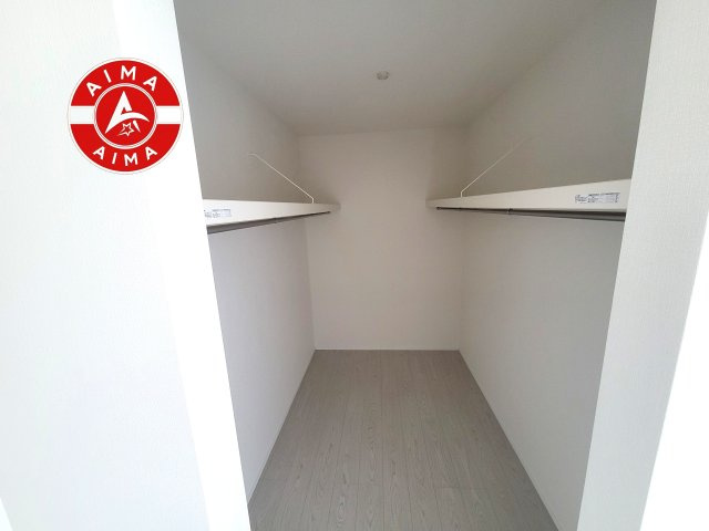 古賀市天神7丁目第5-2棟（1号棟）の収納|洋服や大きな荷物が多い方や人数の多いご家族などは、一般的なクローゼットよりもウォークインクローゼットのほうが使い勝手が良いです。