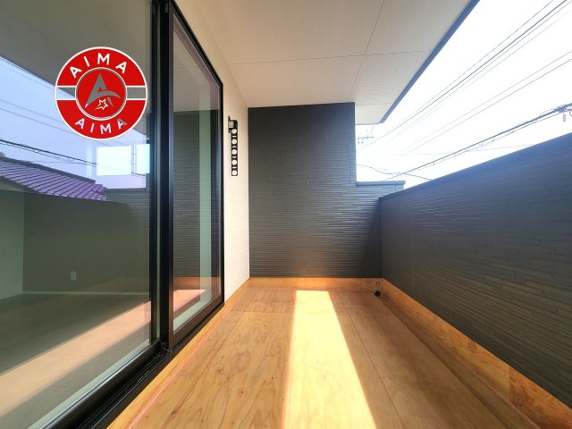 古賀市天神7丁目第5-2棟（1号棟）のバルコニー|風をしっかりと感じられるバルコニーでは、毎日が洗濯日和です。広々としているので洗濯も楽しくなるでしょうし、気分転換にバルコニーからの眺めを楽しむのもいいでしょう。