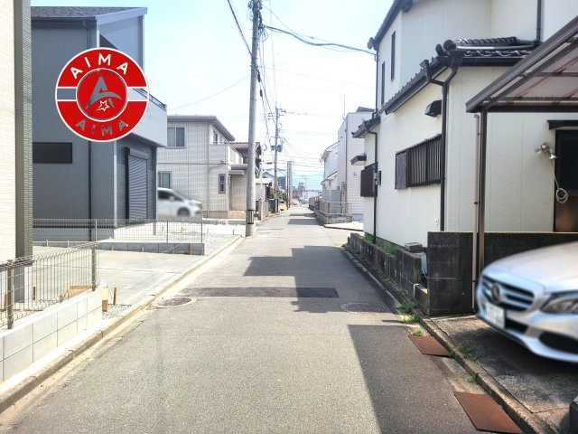 古賀市天神7丁目第5-2棟（1号棟）の前面道路含む現地写真|前面道路は閑静な住宅地をはしる車通りの少ない道路。お車の出し入れが苦手なママや小さなお子様にも安心ですね。しっかり舗装もされているので、ベビーカーや自転車で通っても快適に通行できます。