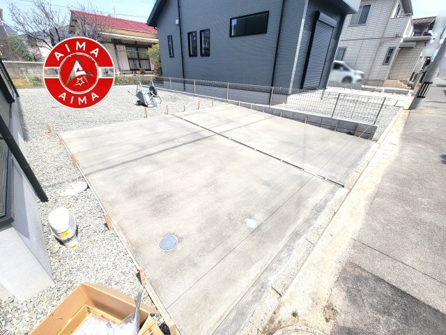 古賀市天神7丁目第5-2棟（1号棟）の駐車場|広々した駐車場になります。3台並列駐車となります。