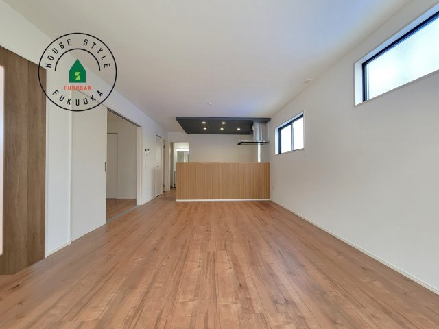 古賀市天神7丁目第5-2棟（1号棟）の内観：施工例|ご家族を近くに感じられる対面キッチンのLDK。会話もはずみそうですね。