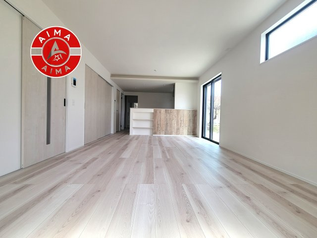 古賀市天神7丁目第5-2棟（1号棟）の居間・リビング|明るく開放的なリビングダイニングは豊かな陽光が注ぎ込み、やすらぎの空間を演出してくれます。ご家族で楽しいひとときをお過ごし下さい。