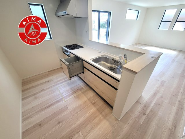 古賀市天神7丁目第5-2棟（1号棟）のキッチン|ダイニングテーブルへの配膳がラクラク、お料理はかどるカウンター付きシステムキッチン！