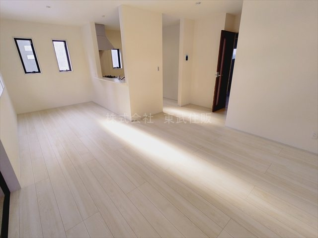 【居間・リビング】 | 富士見市渡戸1丁目　全14棟　11号棟 | 使いやすい16.75帖のリビングです