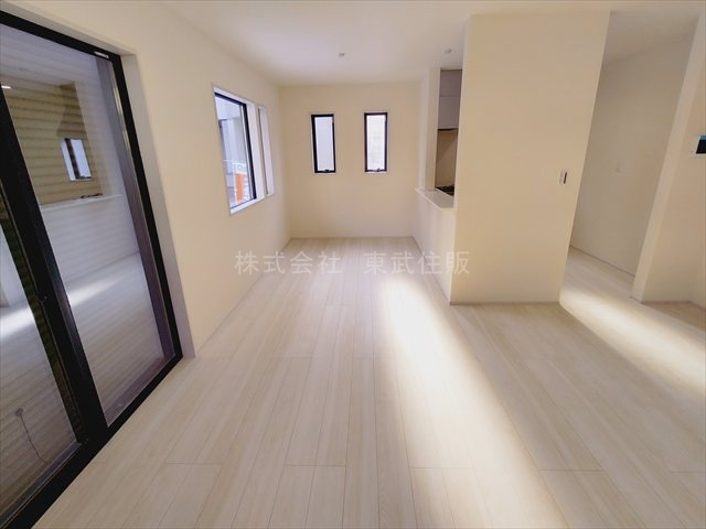 【居間・リビング】 | 富士見市渡戸1丁目　全14棟　11号棟 | 開放感があり日当たり良好です