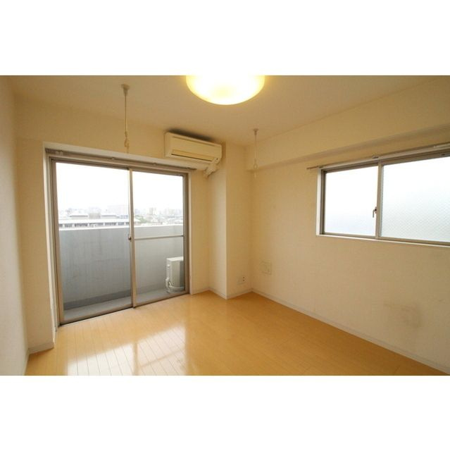 プレール・ドゥーク大島PARK SIDEの居間・リビング