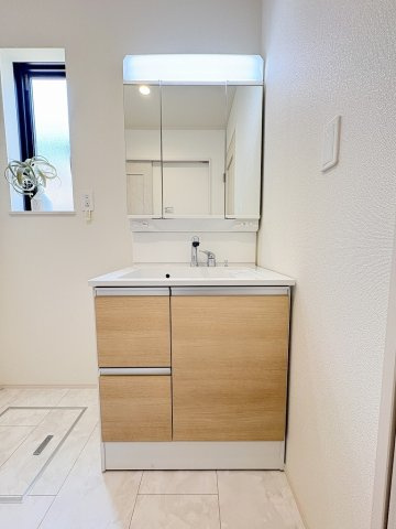 三郷市戸ケ崎5丁目　新築戸建　全10棟　A号棟の独立洗面台|同施工会社の参考写真になります。