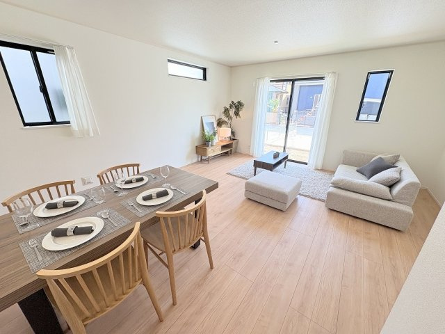 三郷市戸ケ崎5丁目　新築戸建　全10棟　A号棟の居間・リビング|同施工会社の参考写真になります。