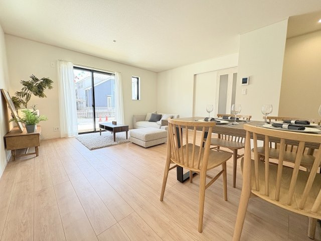 三郷市戸ケ崎5丁目　新築戸建　全10棟　A号棟の居間・リビング|同施工会社の参考写真になります。