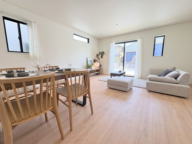 三郷市戸ケ崎5丁目　新築戸建　全10棟　A号棟の居間・リビング|同施工会社の参考写真になります。