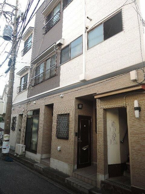 山一東尾久ビルのエントランス