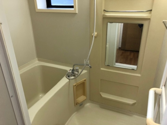 ハイカムール西本の浴室