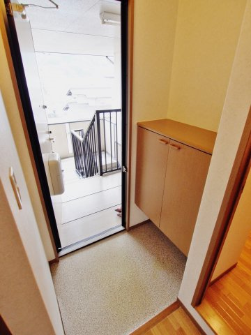 ハイカムール西本の玄関