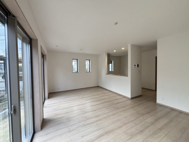 守山区川村町｜名古屋市の戸建ならホームアップの居間・リビング|南から陽射しが入り明るいリビング