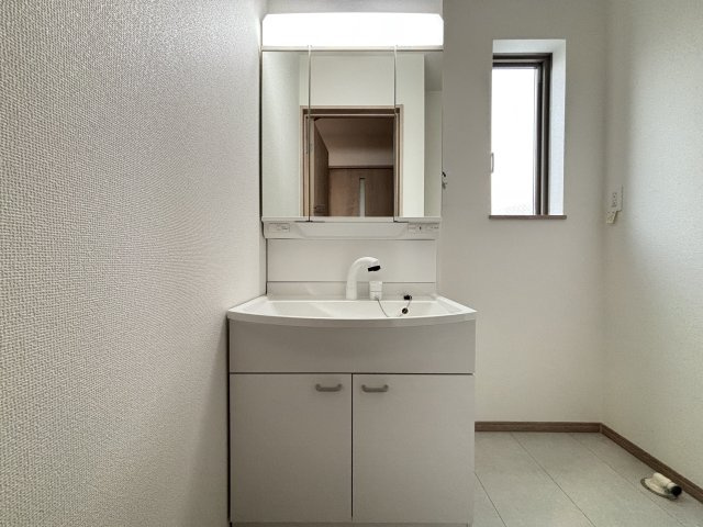 守山区川村町｜名古屋市の戸建ならホームアップの独立洗面台|三面鏡で朝の身支度に最適