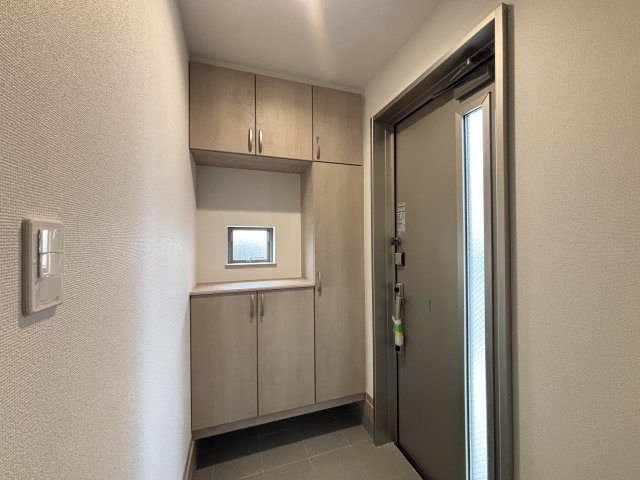 守山区川村町｜名古屋市の戸建ならホームアップの玄関|収納力あるシューズボックス付き