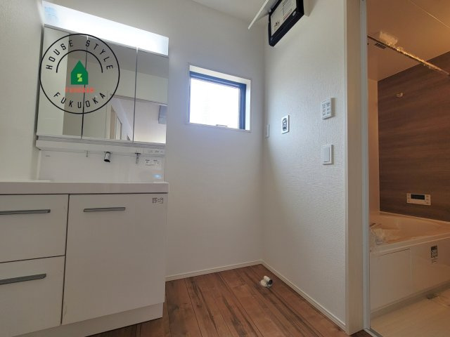 古賀市天神7丁目第5-2棟（2号棟）の内観：施工例|ゆとりの洗面スペースで朝の身支度もスムーズに。暮らしを快適に変えるシャワー付洗面台です！