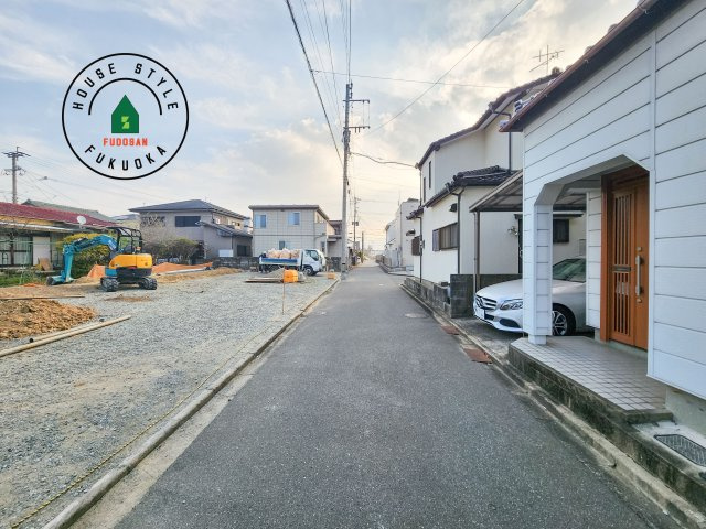 古賀市天神7丁目第5-2棟（2号棟）の外観：施工例|前面道路は閑静な住宅地をはしる車通りの少ない道路。お車の出し入れが苦手なママや小さなお子様にも安心ですね。しっかり舗装もされているので、ベビーカーや自転車で通っても快適に通行できます。