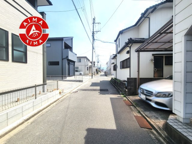 古賀市天神7丁目第5-2棟（2号棟）の前面道路含む現地写真|前面道路は閑静な住宅地をはしる車通りの少ない道路。お車の出し入れが苦手なママや小さなお子様にも安心ですね。しっかり舗装もされているので、ベビーカーや自転車で通っても快適に通行できます。