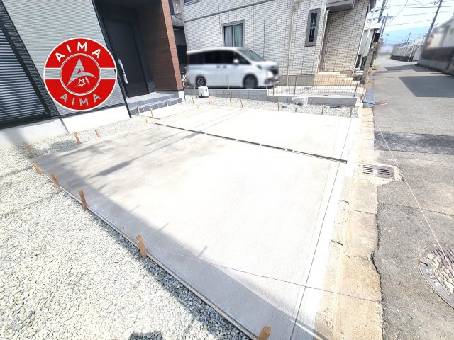 古賀市天神7丁目第5-2棟（2号棟）の駐車場|広々した駐車場になります。3台並列駐車となります。