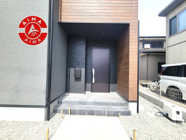 古賀市天神7丁目第5-2棟（2号棟）の玄関|おでかけの時も帰った時も、「我が家」を最初に感じでもらえる素敵な空間に。