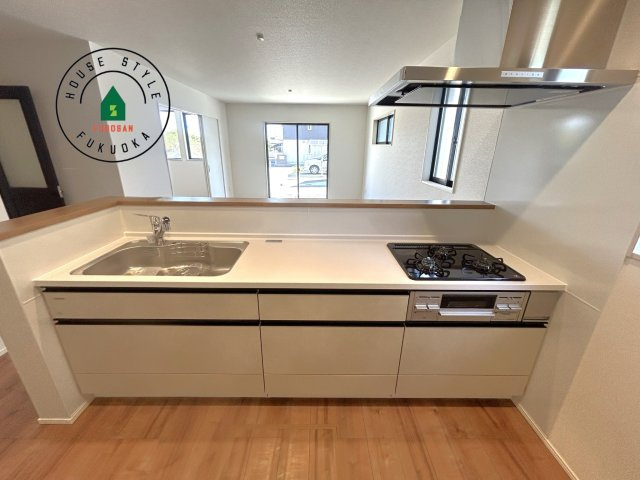 古賀市天神7丁目第5-2棟（2号棟）の内観：施工例|キッチン。グリル・食器洗い乾燥機・浄水器も完備。