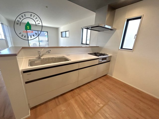 古賀市天神7丁目第5-2棟（2号棟）の内観：施工例|ダイニングテーブルへの配膳がラクラク、お料理はかどるカウンター付きシステムキッチン！