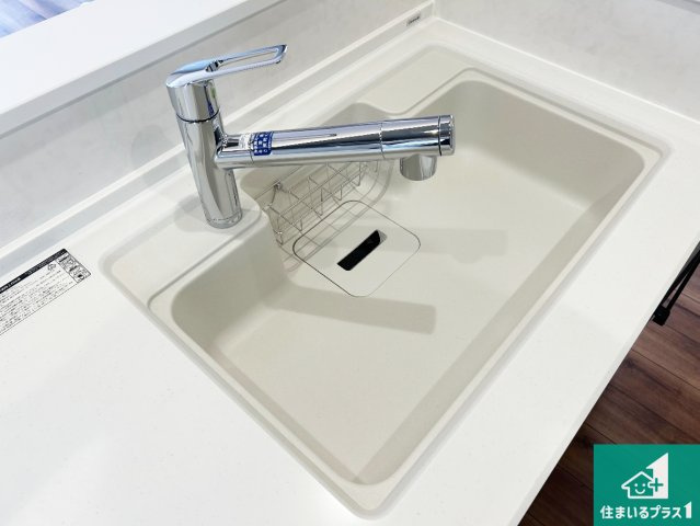 堺市南区茶山台　新築一戸建ての独立洗面台|清潔感のある洗面台です。フラットな鏡は掃除がしやすく毎日清潔！ホースは引き出して使えるので洗顔やお掃除の際に便利です！