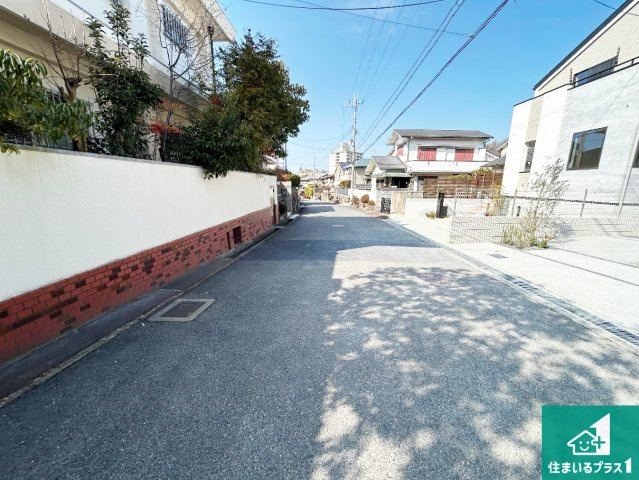 8(土)9(日)現地説明会！◆堺市南区茶山台　ラスト1邸！の前面道路含む現地写真|周辺は閑静な住宅街！前面道路広々で車の出し入れも便利です。駐車が苦手な方でも安心して車庫入れできます！