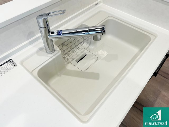 堺市南区茶山台　新築一戸建ての独立洗面台|清潔感のある洗面台です。フラットな鏡は掃除がしやすく毎日清潔！ホースは引き出して使えるので洗顔やお掃除の際に便利です！